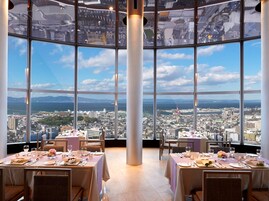 2 restaurantes; se sirve desayuno, almuerzo y cena; cocina japonesa