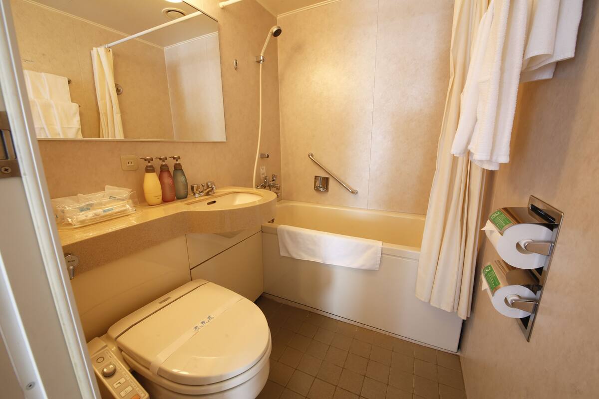 combined shower/bathtub, deep-soaking bathtub, free toiletries