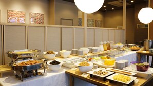 Un montaje de buffet con diferentes alimentos y platos.
