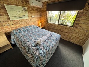 Deluxe Apartment | Desk, iron/ironing board, free WiFi, bed sheets - Golden Beach Motor Inn (Caloundra)