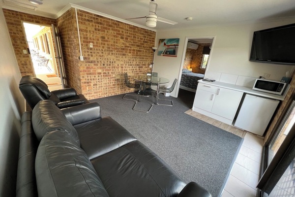 Deluxe Apartment | Living area | Flat-screen TV
