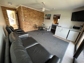 Deluxe-Apartment | Wohnbereich | Flachbildfernseher