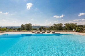 Piscina externa, guarda-sóis, espreguiçadeiras