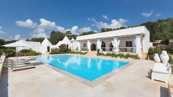 Piscina externa, guarda-sóis, espreguiçadeiras