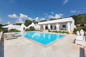 Outdoor pool, pool umbrellas, sun loungers - Casa Murredda (Ostuni)