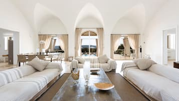 Vila, 6 quartos | Área de estar | TV, lareira, DVD player