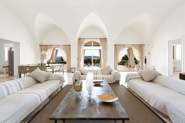 Villa, 6 Bedrooms | Living area