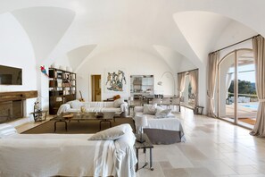 Villa, 6 Bedrooms | Living area