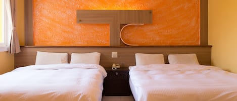 Habitación cuádruple estándar | Escritorio, camas supletorias, wifi gratis y ropa de cama