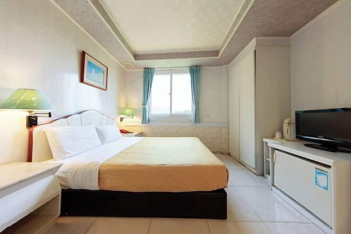 Desk, rollaway beds, free WiFi, bed sheets