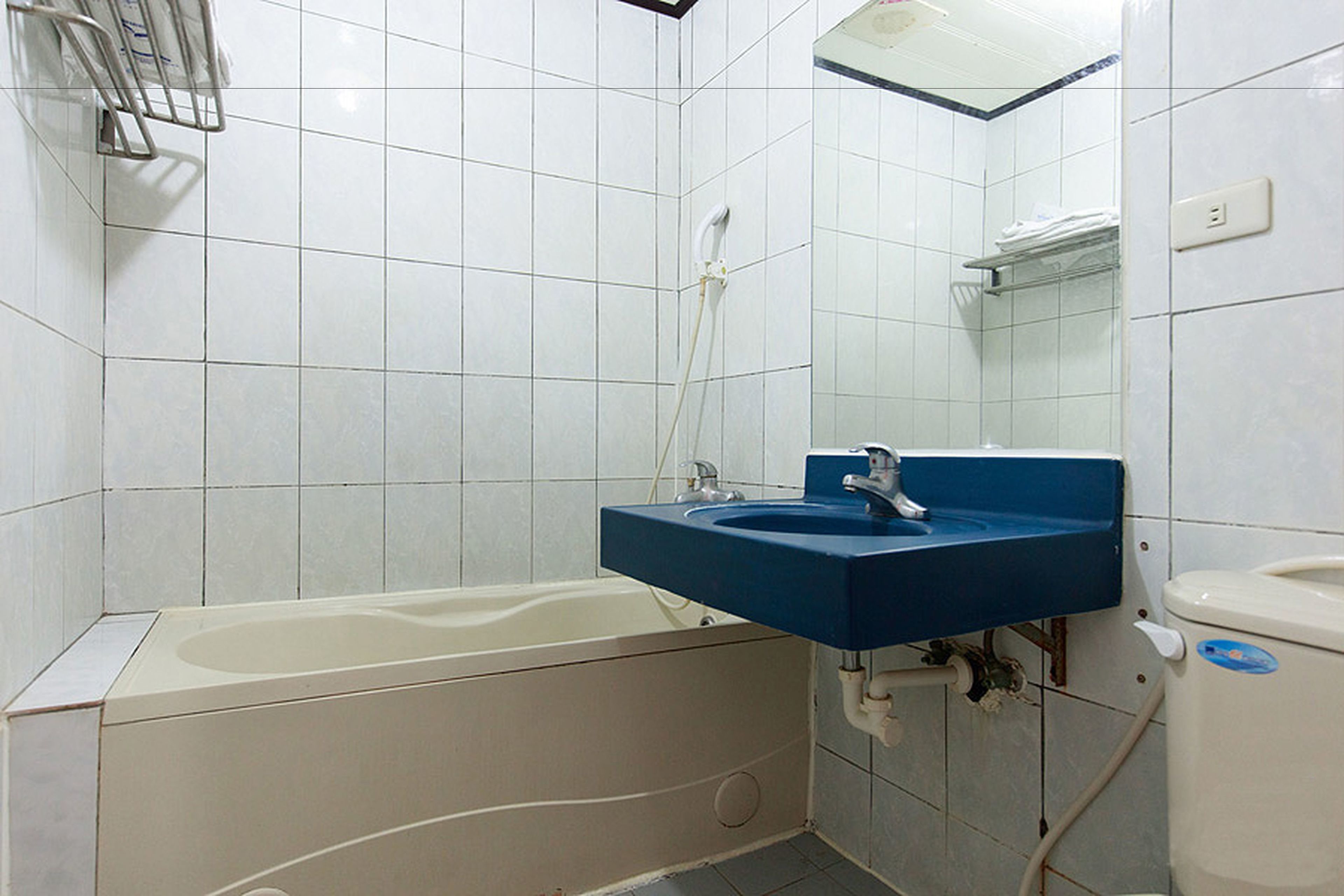 Familieværelse til 3 personer | Badeværelse | Bruser, gratis toiletartikler, hårtørrer, hjemmesko