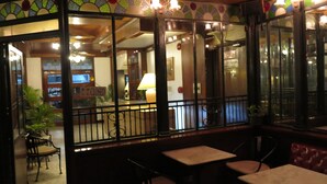 2 restaurants; breakfast, lunch, and dinner served - Adriatico Arms Hotel (Manila)