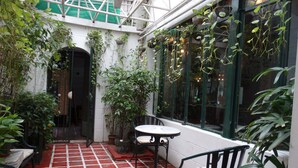 Terrace/patio - Adriatico Arms Hotel (Manila)