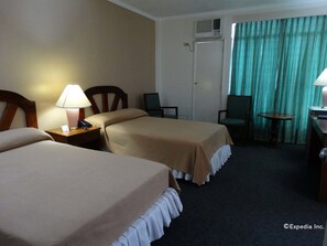 Desk, free WiFi, bed sheets - Adriatico Arms Hotel (Manila)