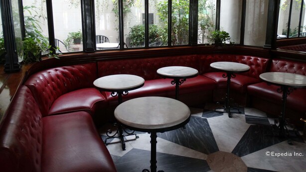 2 restaurants; breakfast, lunch, and dinner served - Adriatico Arms Hotel (Manila)