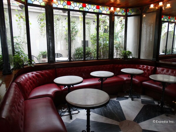 2 restaurantes, se sirven desayunos, comidas y cocina internacional