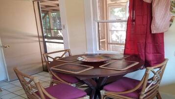 House, 3 Bedrooms | In-room dining