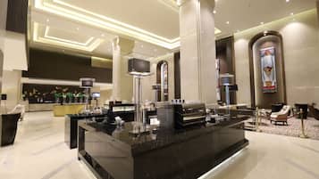 2 bars/lounges, lobby lounge