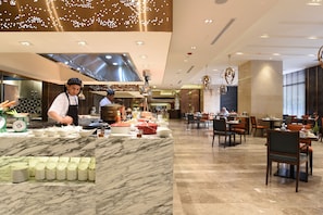 2 restaurants; breakfast, lunch, and dinner served - Pullman Yangon Centrepoint (Yangon)