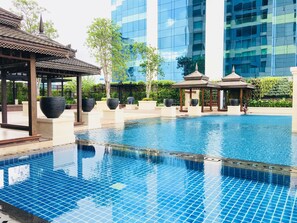 Una piscina al aire libre