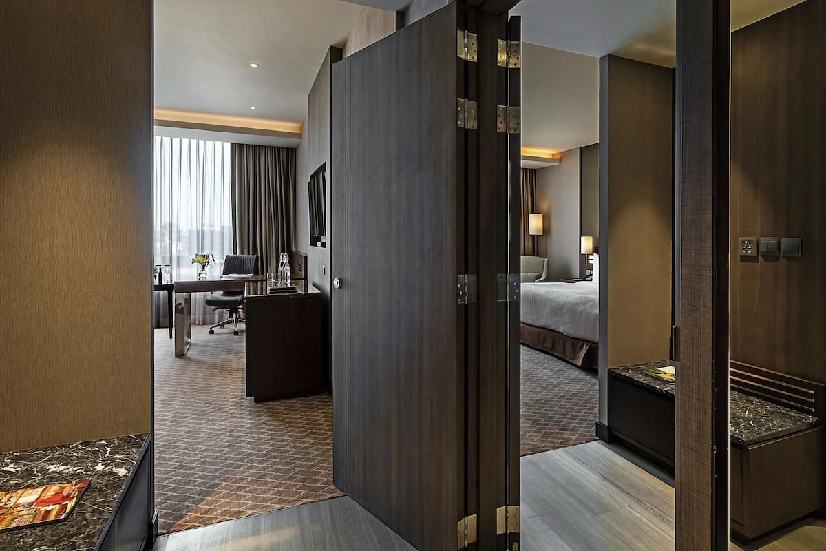 Premium bedding, minibar, in-room safe, desk