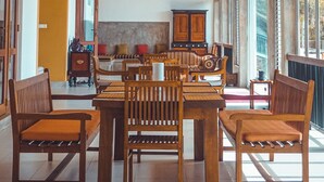 A spacious dining area with wooden furniture and a high ceiling with exposed beams. - Misty Hills Villa Kadugannawa (Udunuwara)