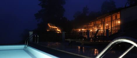 Depan hartanah - siang/malam