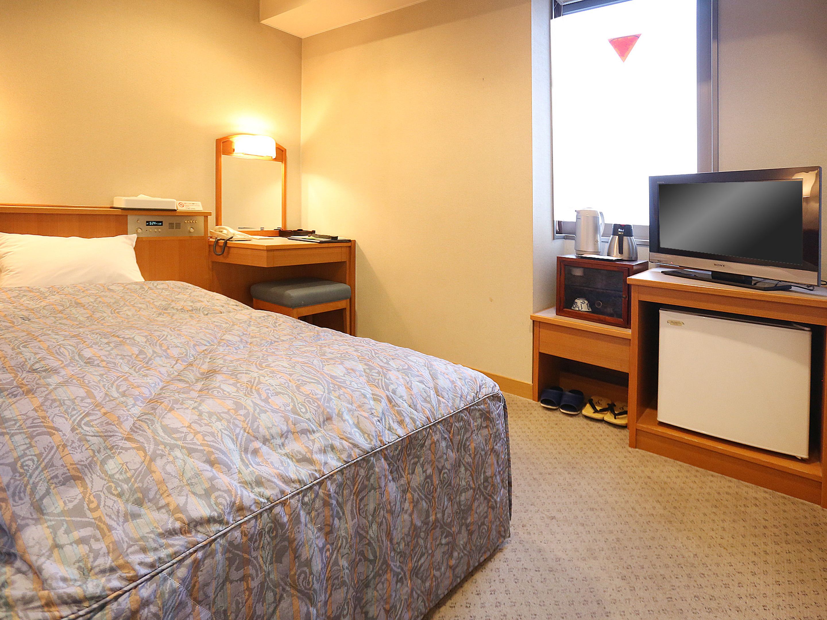 single room, central building | living area | flat-screen tv