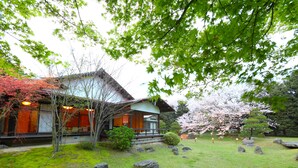 A traditional Japanese-style building with a wooden exterior and large windows. - Hotel Parens Onoya (Asakura)