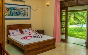 ラグジュアリー トリプルルーム プールビュー | デスク、防音設備、アイロン / アイロン台、WiFi (無料)