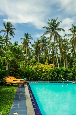 屋内プール、屋外プール、サンラウンジャー