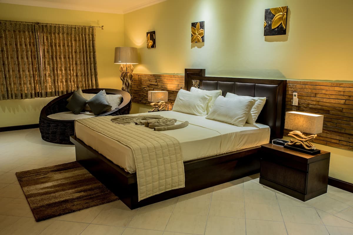 Deluxe Double Room | Minibar, in-room safe, cribs/infant beds, rollaway beds