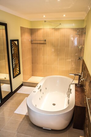 Chambre Double Deluxe | Salle de bain | Baignoire et douche séparées, articles de toilette gratuits