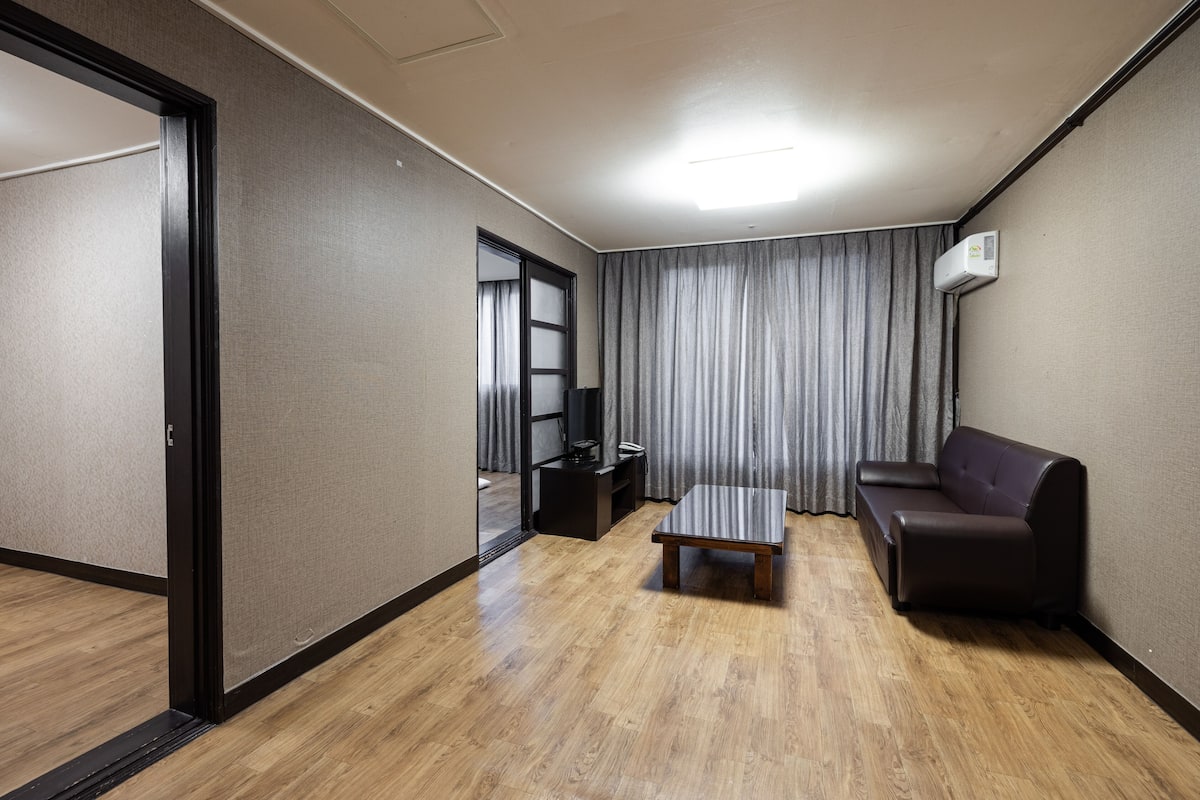Premier Room, Mountain View (25 PY, Run of House) | Free WiFi, bed sheets