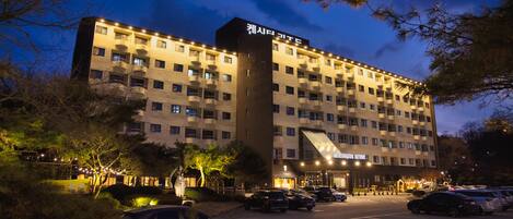 Voorkant accommodatie - avond/nacht