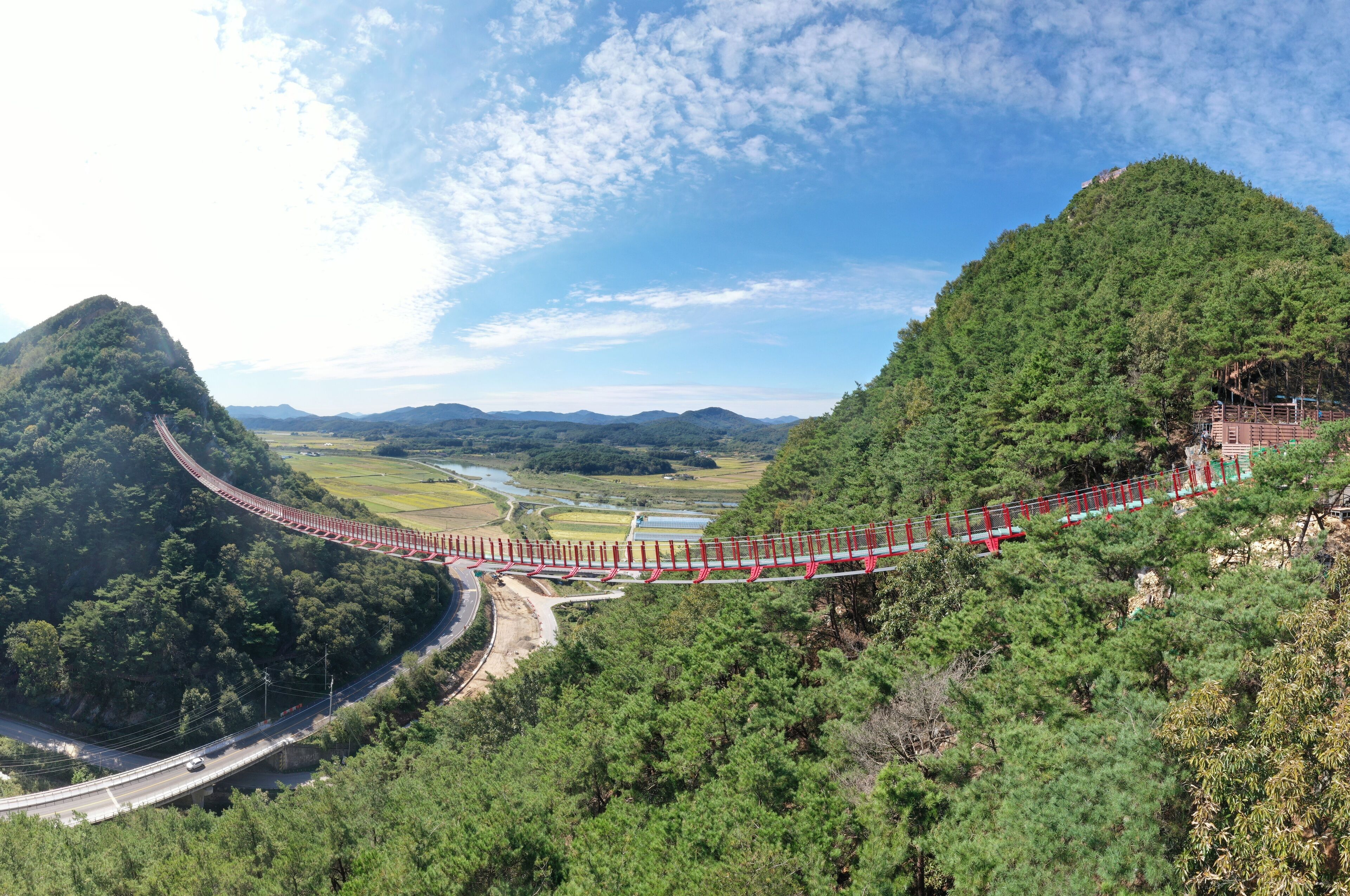 Uma estrada de montanha panorâmica com uma ponte.
