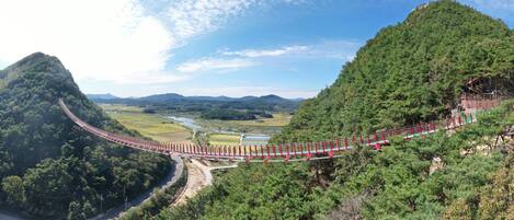 Uma estrada de montanha panorâmica com uma ponte.