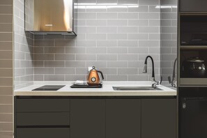 Refrigerador, parrilla de estufa, tetera eléctrica y comedor 