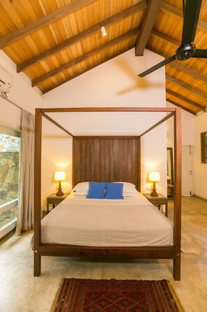 Luxe beddengoed, een kluis op de kamer, een bureau, extra bedden