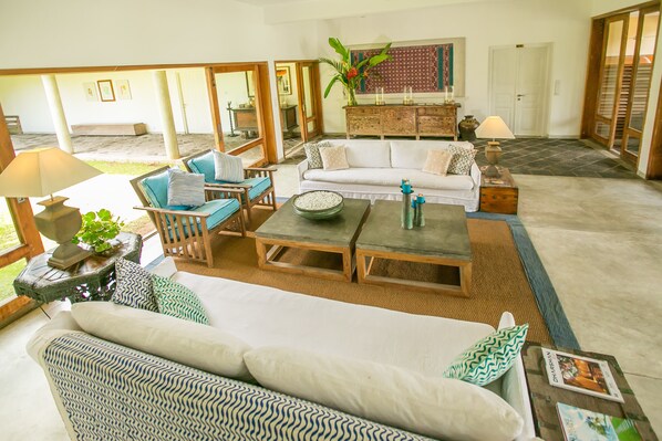 Flat-screen TV, DVD player - Villa Saffron Hikkaduwa (Hikkaduwa)