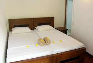1 bedroom, Frette Italian sheets, premium bedding, pillowtop beds - Mia's Villa (Hikkaduwa)