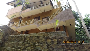A multi-story building with a stone base, balconies, and a date stamp of 28/03/2018 14:17.