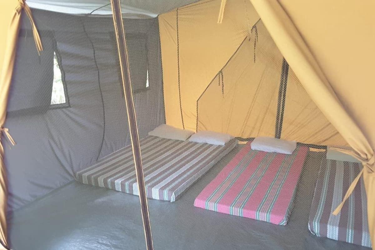 Eenvoudige tent, 6 slaapkamers, uitzicht op rivier | Luxe beddengoed, een bureau