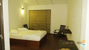Premium bedding, desk - Sinharaja Birder's Lodge (Kalawana)