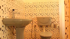 Shower, free toiletries, towels