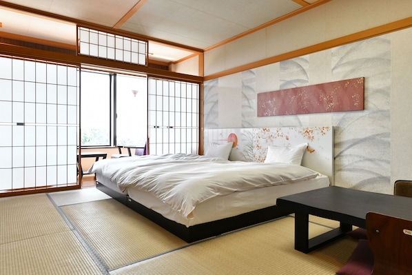 Kamar Tradisional, Bebas Asap Rokok (Japanese Style 2SGL + 2Futon) | Brankas, Wi-Fi gratis, dan seprai linen