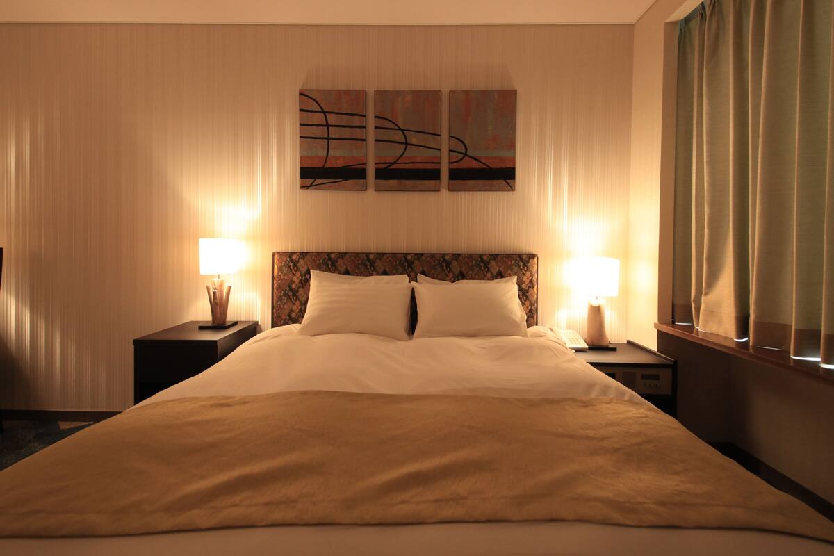 In-room safe, free WiFi, bed sheets