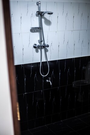 Phòng đôi Deluxe, 4 phòng ngủ, hút thuốc, quang cảnh eo biển | Phòng tắm | Buồng tắm vòi sen, đồ dùng nhà tắm miễn phí, máy sấy tóc 