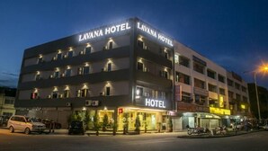 Ein mehrgeschossiges Hotel mit einem auffälligen 'LAVANA HOTEL' Schriftzug.