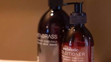 Dos botellas de productos para el cabello sobre una encimera.